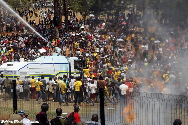 Thousands of students converge on seat of gov't in SAfrica