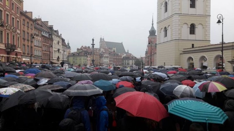 Poland: Over 140,000 Women Demonstrate Against Total Ban on Abortion – Victory!