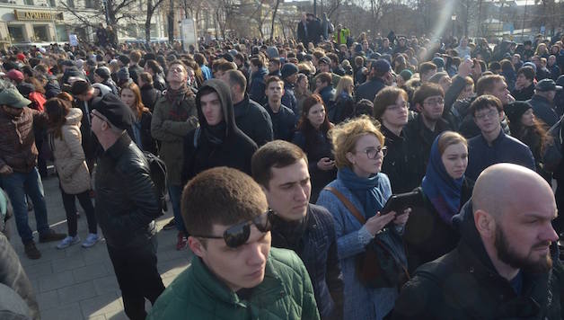 Russia/Belarus: A Weekend of Mass Protests