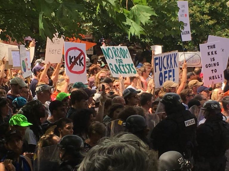 La violencia neonazi en Charlottesville reaviva la resistencia contra Trump