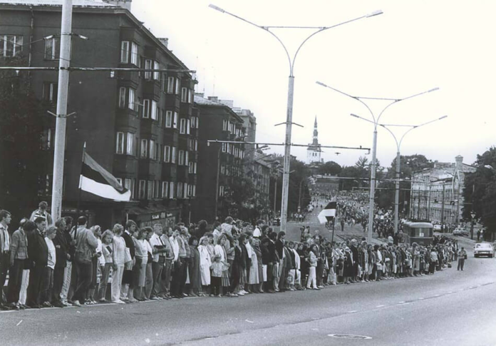 Two million people joined hands, forming a human chain from Tallinn through Riga to Vilnius. Photo by Gunnar Vaidla. Source: Estonian World.