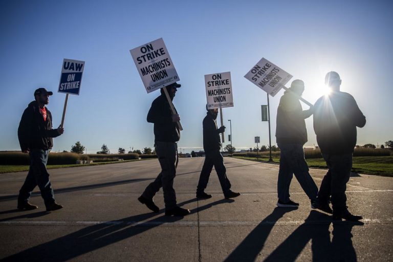 John Deere workers won real gains by striking. With a fighting leadership, they could have won much more. 